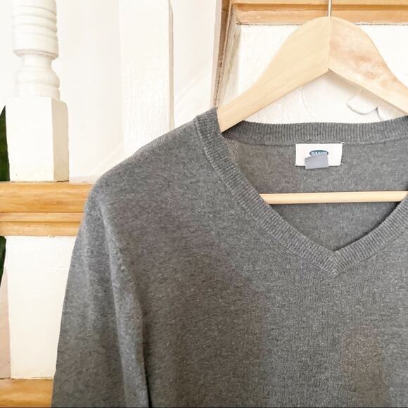 Old navy basic gray V-neck Sweater size Small - Picture 2 of 6